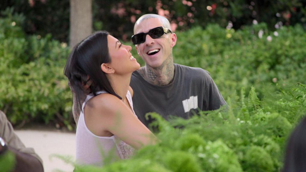Kourtney Kardashian y Travis Barker en una escena de su programa.