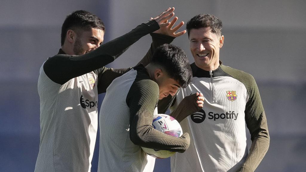 Ferran y Lewandowski gastan a Pedri una broma durante el entrenamiento.