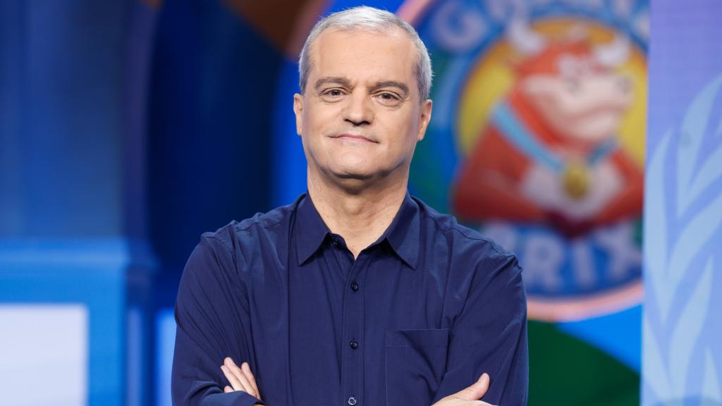 El presentador Ramón García posando en una imagen promocional del espacio 'Grand Prix'.