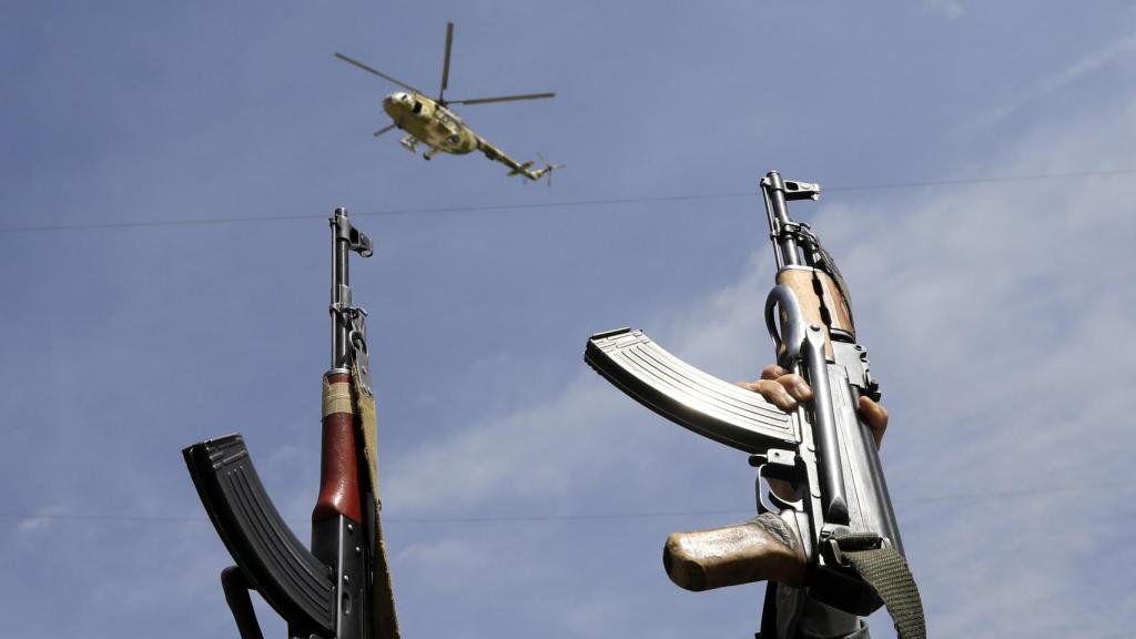 Terroristas yemeníes se manifiestan en favor de Hamás en Yemen.