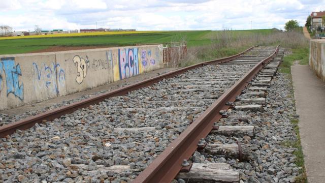 Imagen de una antigua vía férrea de la Ruta de la Plata.