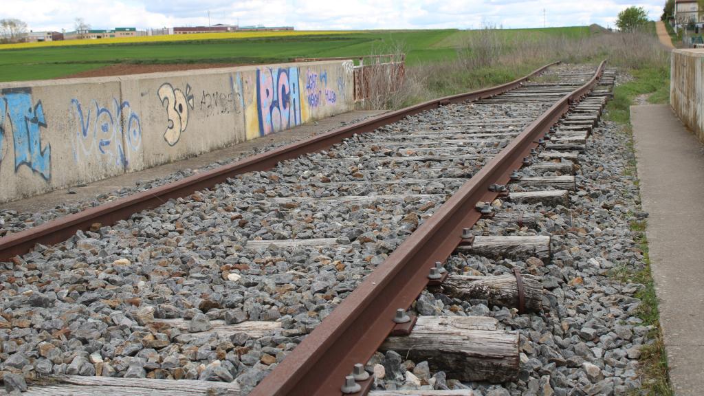 Imagen de una antigua vía férrea de la Ruta de la Plata.