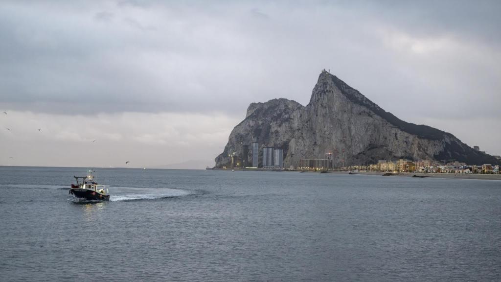El pesquero de Jonathan, de 10 metros de eslora, sale del puerto de La Atunara, en la Línea de la Concepción.