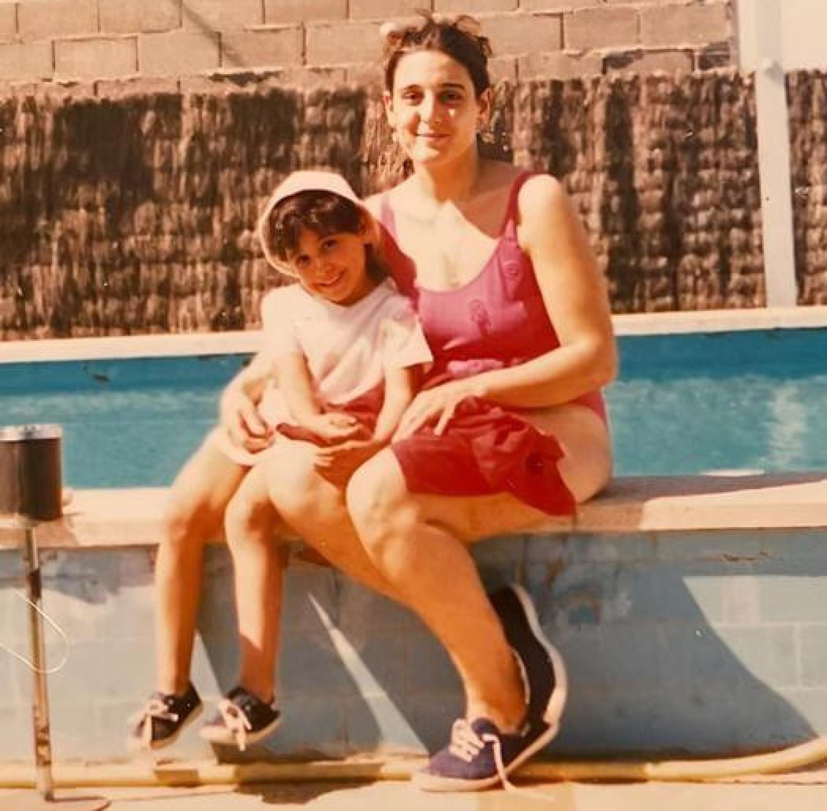 Isabel con su madre.