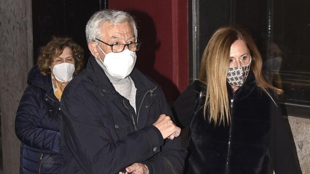 Los padres de Rafael Amargo entran en su domicilio, en Madrid, el 3 de diciembre de 2020.