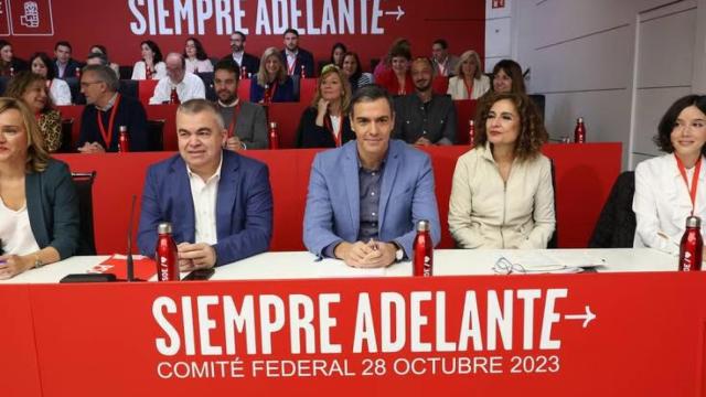 El presidente del Gobierno en funciones y líder socialista Pedro Sánchez junto a la vicesecretaria general María Jesús Montero y el secretario de Organización, Santos Cerdán durante la reunión de Comité Federal del PSOE.