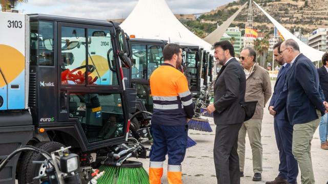 El alcalde Luis Barcala en la presentación de vehículos este viernes en Alicante.