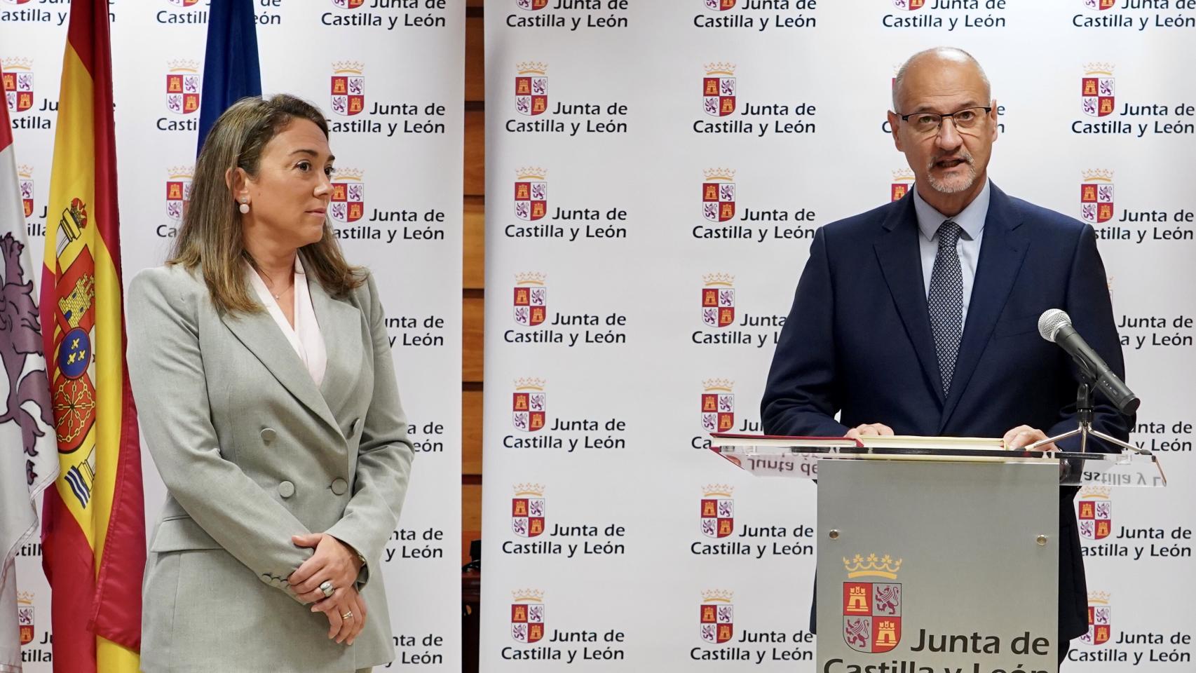 La consejera de Movilidad y Transformación Digital, María González Corral, y el nuevo delegado para el Corredor Atlántico, Luis Fuentes, durante la toma de posesión de este último, este viernes.