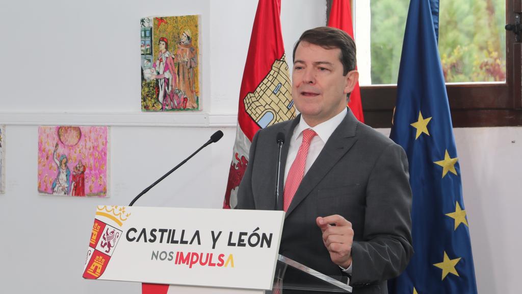 El presidente de la Junta, Alfonso Fernández Mañueco, durante su rueda de prensa de este viernes en Nava del Rey.