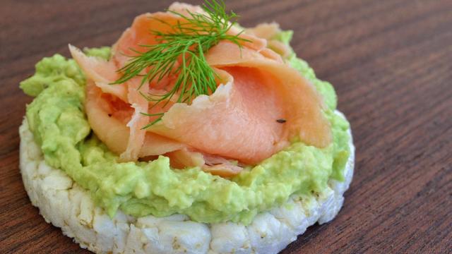 Salmón ahumado con guacamole sobre tortita de arroz.