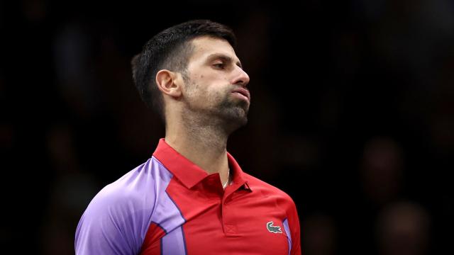 Novak Djokovic resopla durante su partido en el Masters 1000 de París-Bercy.