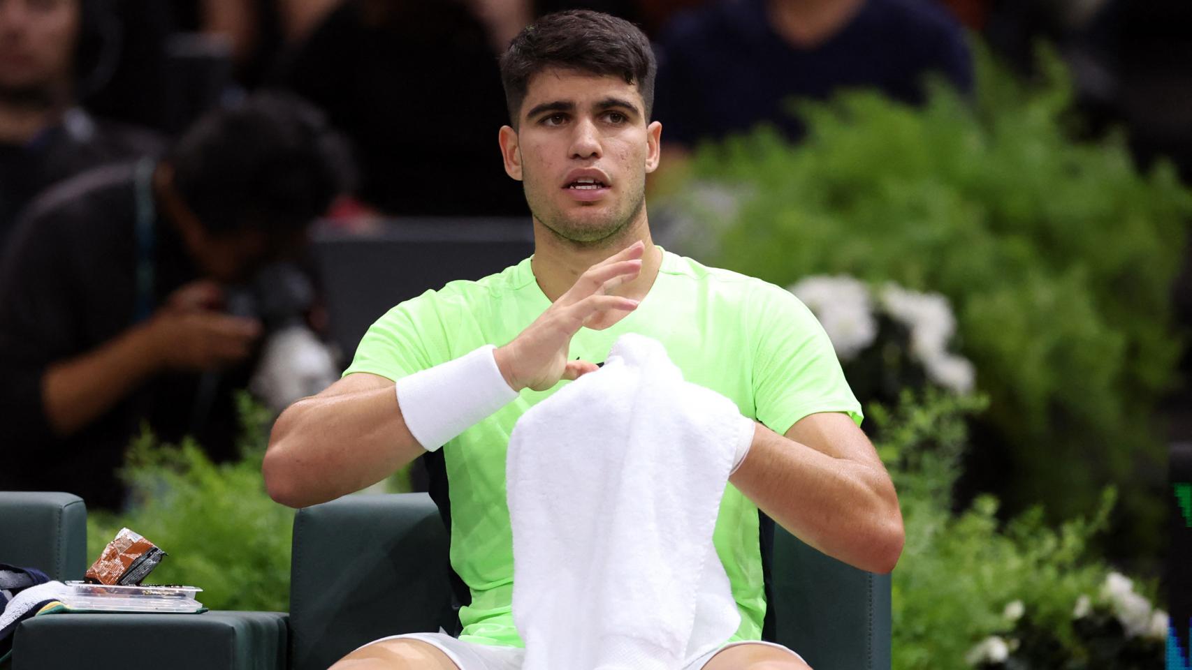 Carlos Alcaraz, sentado en su banquillo durante el Masters 1000 de París-Bercy.