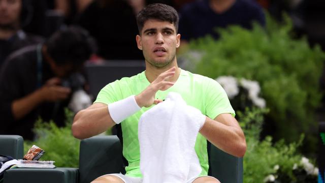 Carlos Alcaraz, sentado en su banquillo durante el Masters 1000 de París-Bercy.