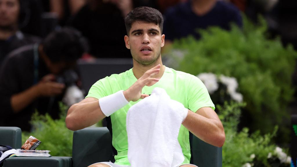 Carlos Alcaraz, sentado en su banquillo durante el Masters 1000 de París-Bercy.