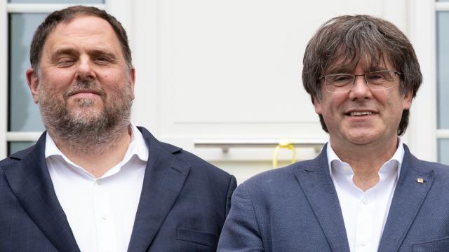 Oriol Junqueras y Carles Puigdemont tras su reencuentro en Waterloo en 2021.
