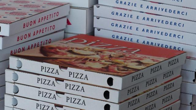Cajas de cartón para el reparto de pizza a domicilio.