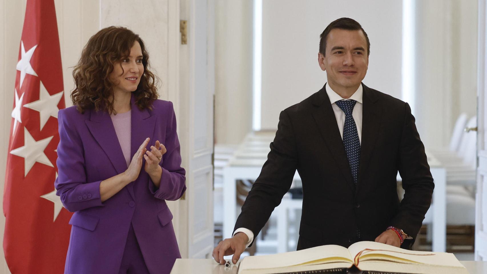 Isabel Díaz Ayuso con el presidente de Ecuador en la Puerta del Sol.