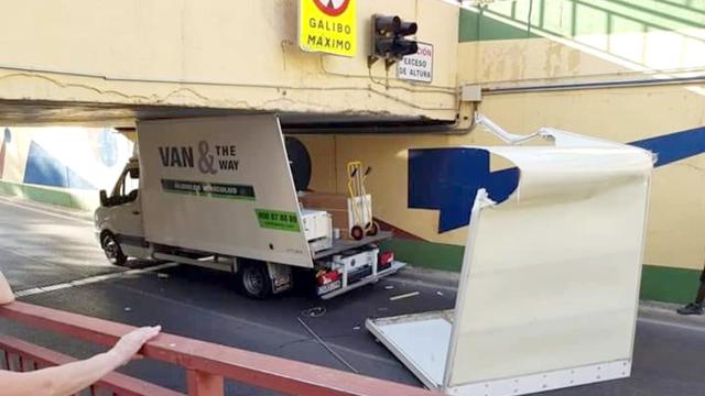 Un camión atrapado en el túnel bajo el puente bajo las vías de tren de Leganés.