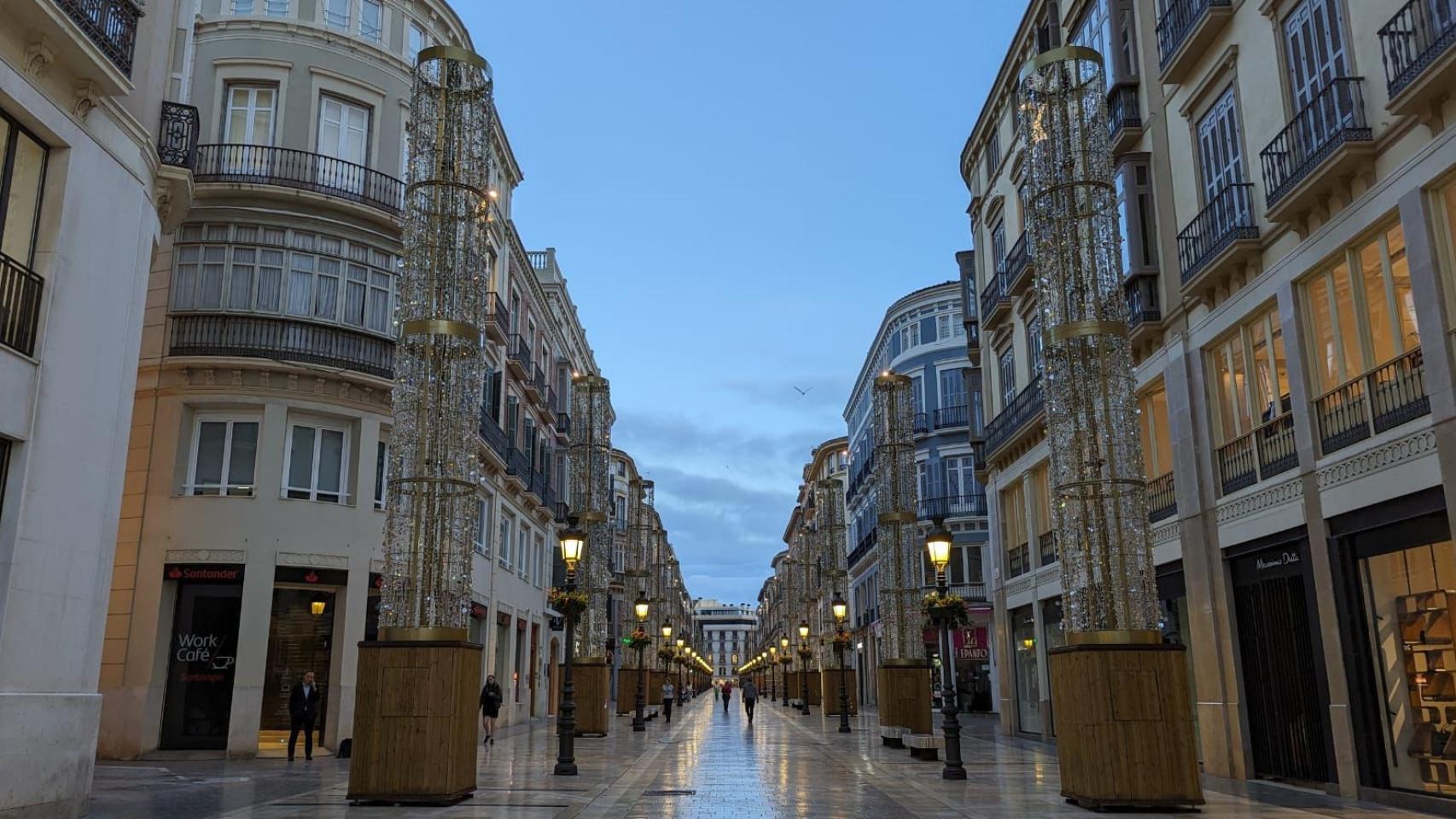 Imagen de la calle Larios con las primeras estructuras de Navidad.