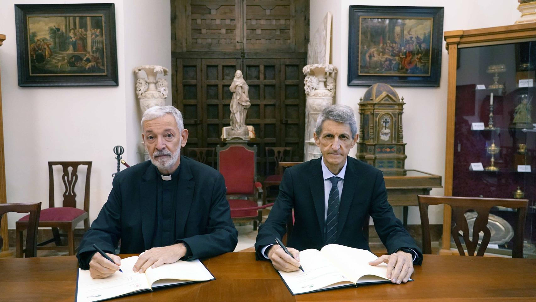 El presidente del Cabildo de la Catedral de Málaga, José Manuel Ferrary, y el presidente de la Fundación Bancaria Unicaja, José M. Domínguez.