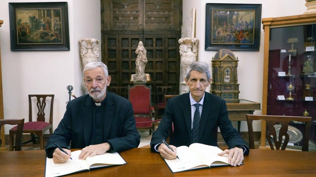 El presidente del Cabildo de la Catedral de Málaga, José Manuel Ferrary, y el presidente de la Fundación Bancaria Unicaja, José M. Domínguez.