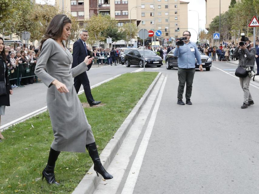 La Reina trata de no perder el equilibrio mientras cruza la isleta.