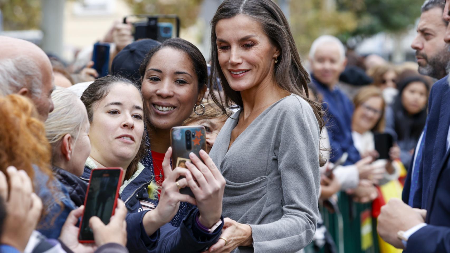 La Reina se hizo fotos con los tudelanos.