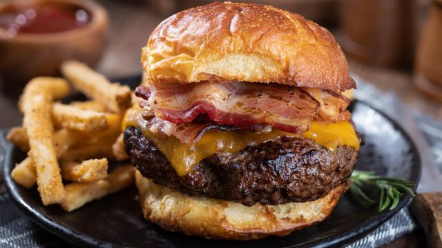 Hacer esto mientras cenas te ayudará a perder peso rápidamente según los nutricionistas