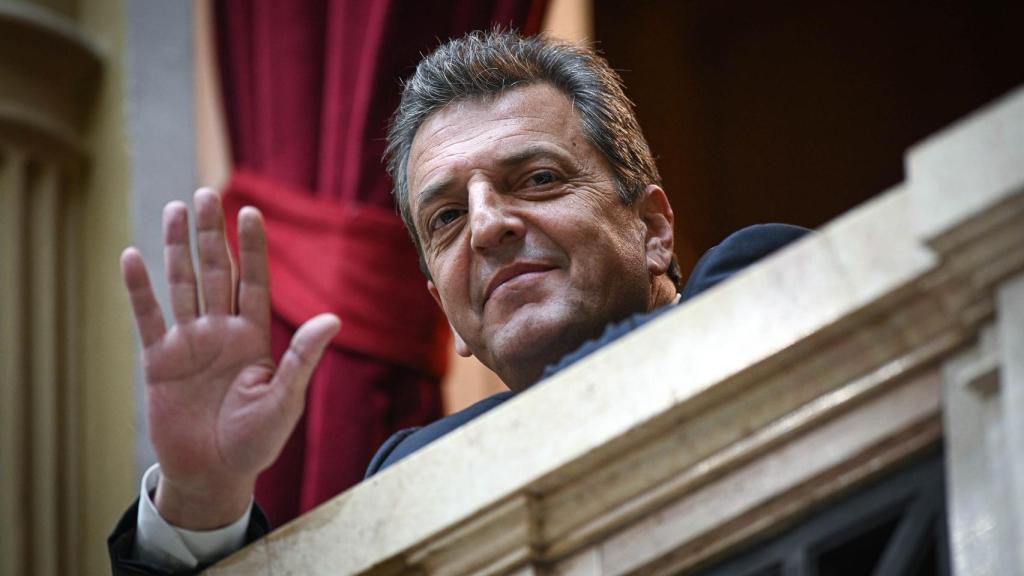 Massa saluda en la asamblea legislativa de la Cámara de Diputados, el jueves en Buenos Aires.