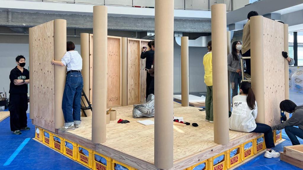 Proceso de construcción de una casa de papel