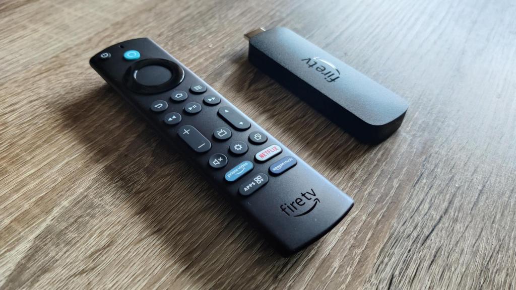 El mando y el dongle de Fire TV Stick 4K Max