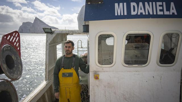 Jonathan, el pescador de la Línea que se enfrenta a un juicio denunciado por Gibraltar,  faenando con su barco frente al peñón.