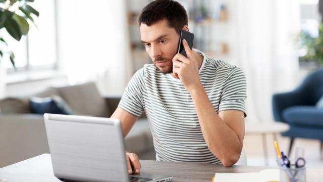 Un hombre mantiene una conversación por teléfono.