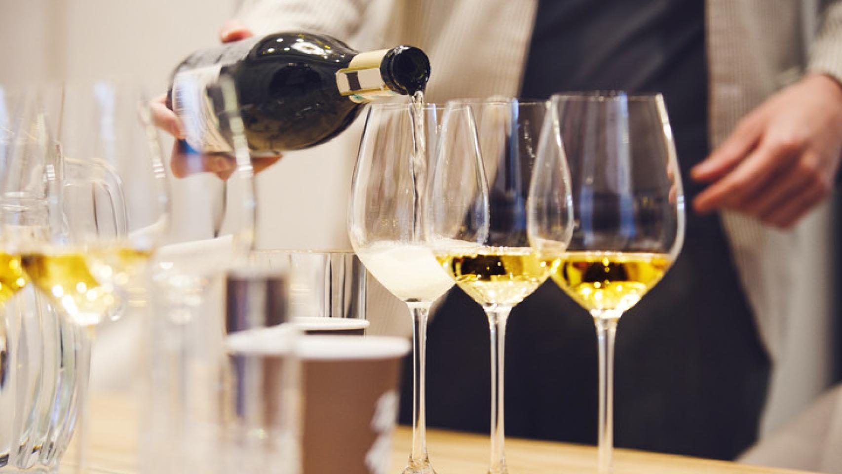 Imagen de un camarero sirviendo copas de cava.