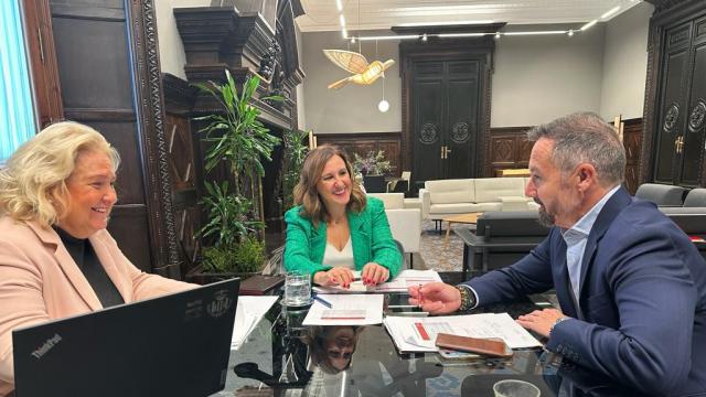 Reunión sobre el presupuesto municipal de 2024 entre María José Catalá, María José Ferrer San Segundo y Juanma Badenas. EE