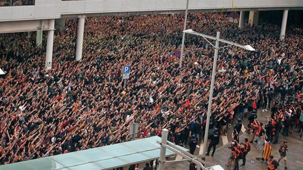 Miles de personas ocupan el aeropuerto de El Prat en 2019 convocadas por Tsunami Democràtic