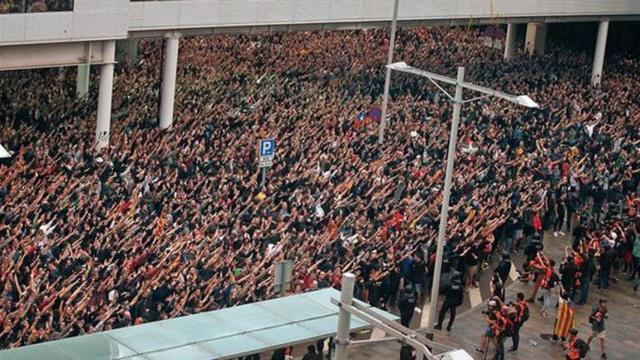 Miles de personas ocupan el aeropuerto de El Prat en 2019 convocadas por Tsunami Democràtic