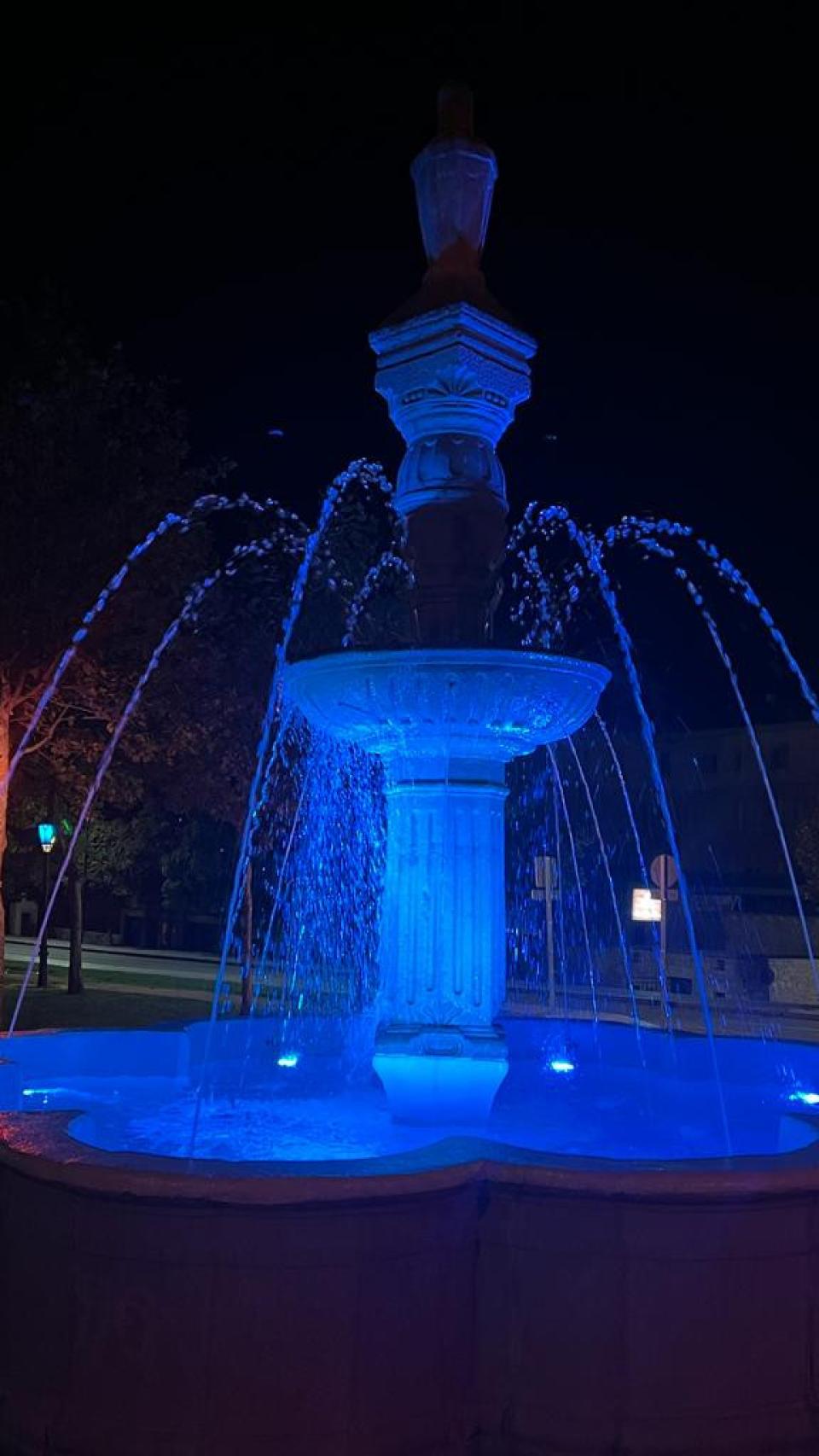 Fuente de Los Remedios iluminada de azul