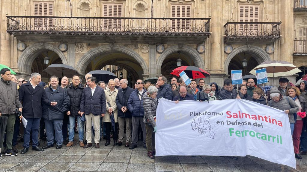 Concentración en la Plaza Mayor de Salamanca para reivindicar la apertura del tren Ruta de la Plata