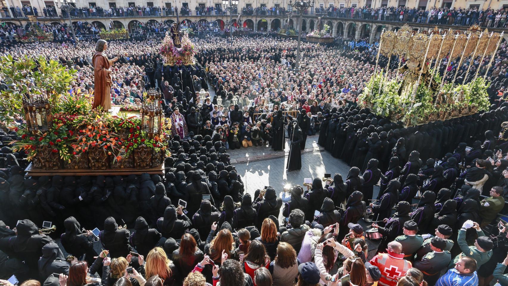 Imagen de una procesión en la Semana Santa de León