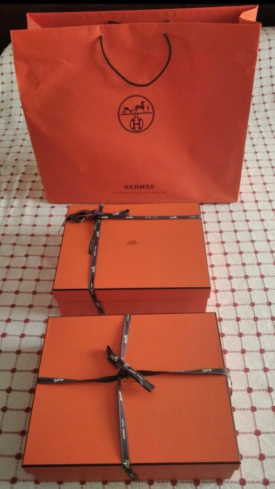 Bolsas y cajas de Hermes a la venta en Wallapop, vacías.