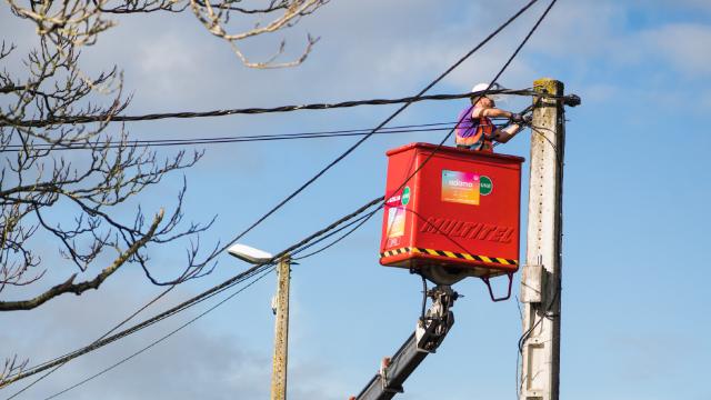 Un técnico de Adamo en un poste