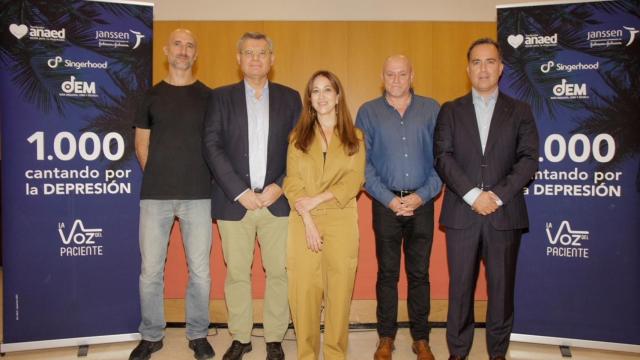 Los organizaciones de la iniciativa La Voz del paciente, acompañados por la cantante Nena Daconte.
