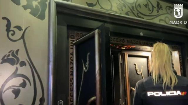 Una agente de la Policía Nacional frente a la discoteca de Azca donde se ha producido la reyerta.