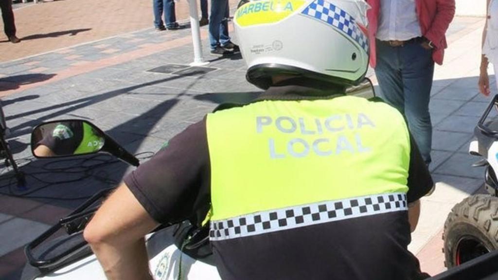 Un agente de la Policía Local de Marbella.