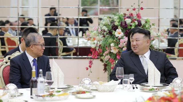 El líder supremo de Corea del Norte, Kim Jong Un, conversa con el miembro del politburó del Partido Comunista Chino, Li Hongzhong, el pasado 28 de julio en Pyongyang.