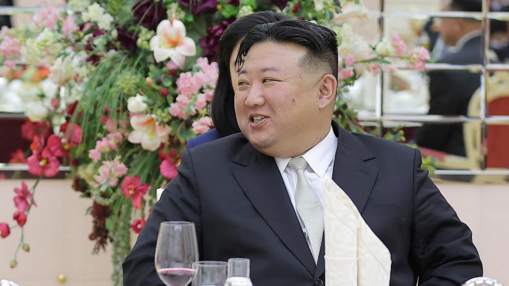 El líder supremo de Corea del Norte, Kim Jong Un, conversa con el miembro del politburó del Partido Comunista Chino, Li Hongzhong, el pasado 28 de julio en Pyongyang.