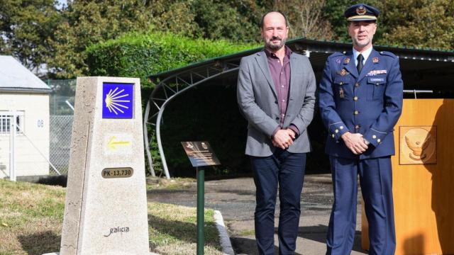 Un mojón del Camino de Santiago luce en el aeródromo militar de Lavacolla, que cumple 30 años