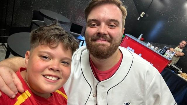 El jovencísimo influencer conocido como Chiqui Ibai, de 13 años, con su ídolo, el streamer Ibai Llanos.