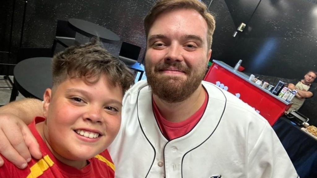 El jovencísimo influencer conocido como Chiqui Ibai, de 13 años, con su ídolo, el streamer Ibai Llanos.